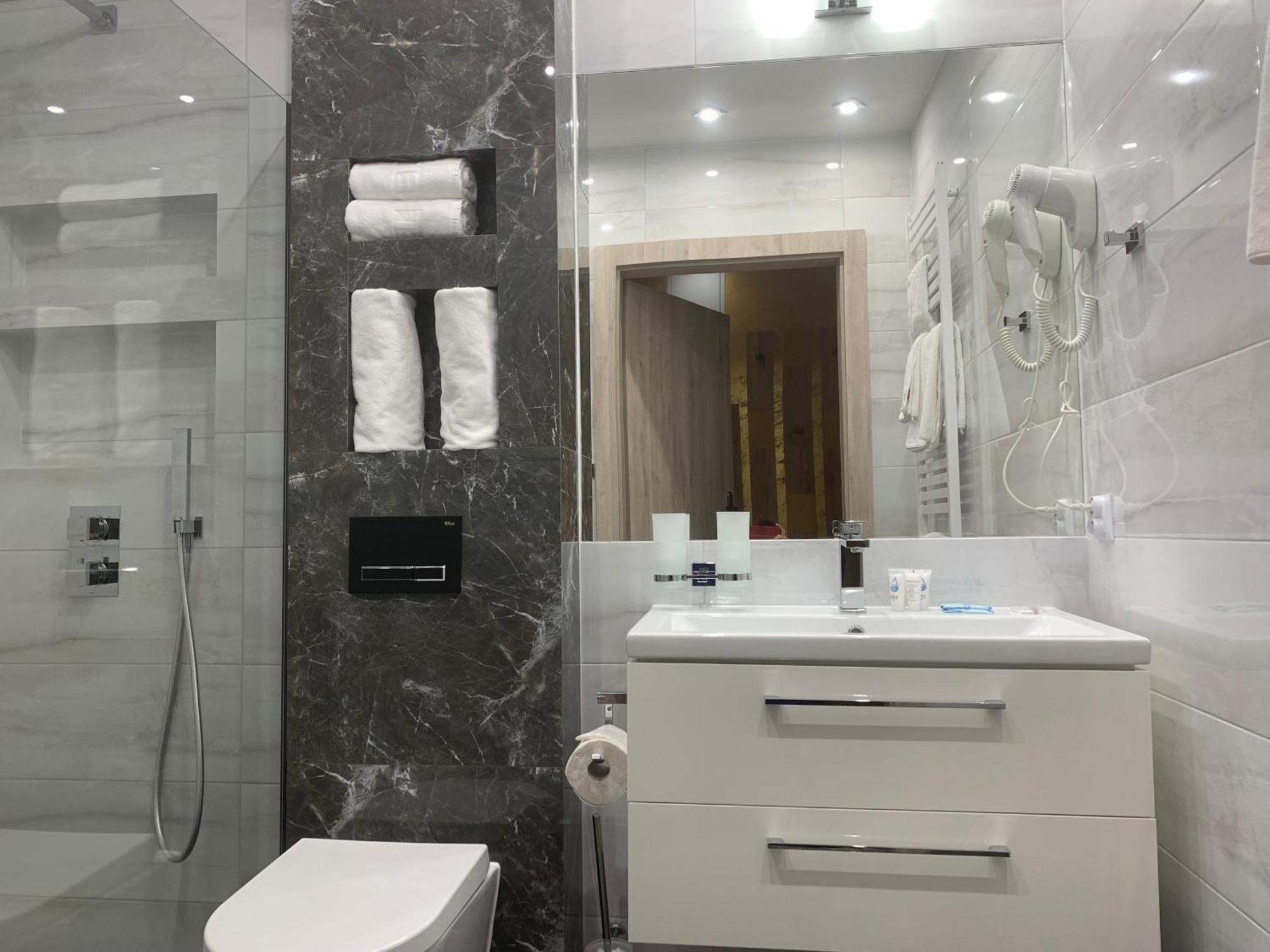 Aparthotel Piramida Boleslawiec  Esterno foto